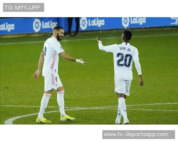 维尼修斯晒照和女友拼大力神杯乐高，旁边陈列柜摆放众多奖杯